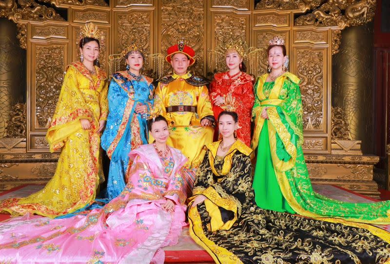 胡漢龑扮演中國皇帝，身邊還多了6名妃子。（圖／翻攝自啟德機械起重工程-股公司）