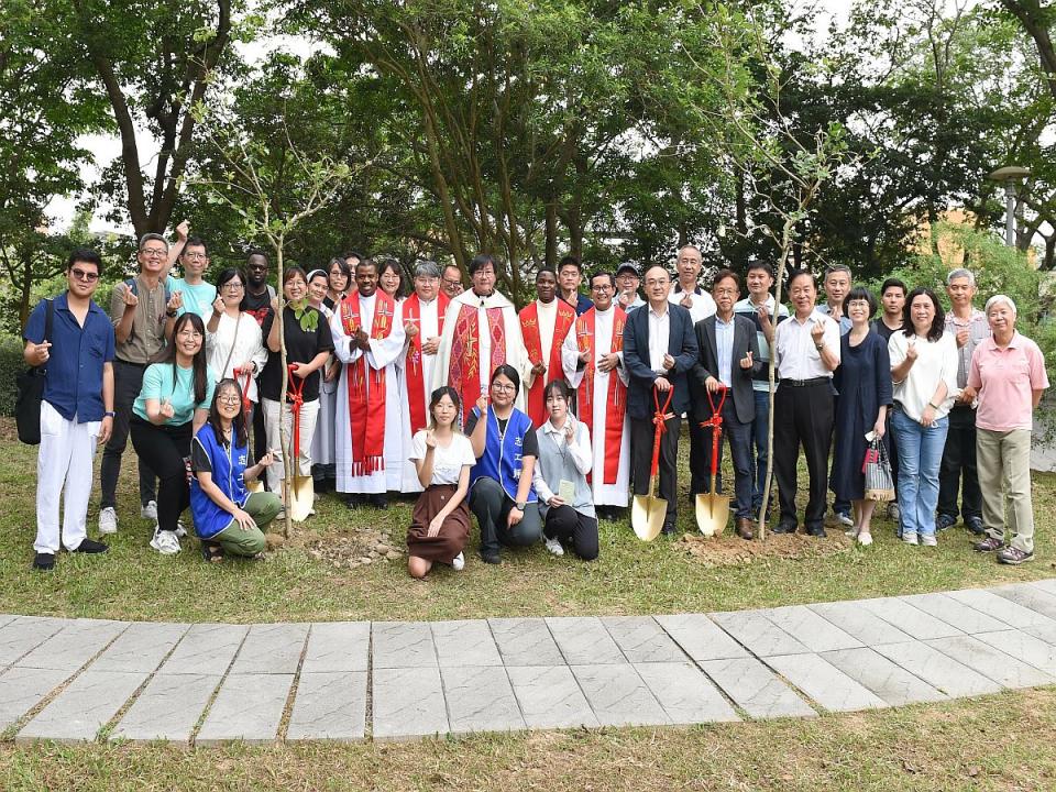 靜宜大學也為今年暑期即將出隊蘭嶼、菲律賓及馬來西亞的志工團隊進行祝福禮！（圖：靜宜大學提供）
