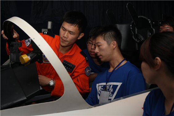 航空戰鬥營學員23日登上AT-3教練機模擬機，在教官指導下，專注學習模擬機飛行訓練。（軍聞社記者郭家良攝）