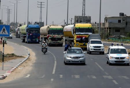 Palestinian policemen loyal to Hamas drive in front of fuel tankers entering Gaza through the Rafah border between Egypt and southern Gaza Strip June 21, 2017. REUTERS/Ibraheem Abu Mustafa