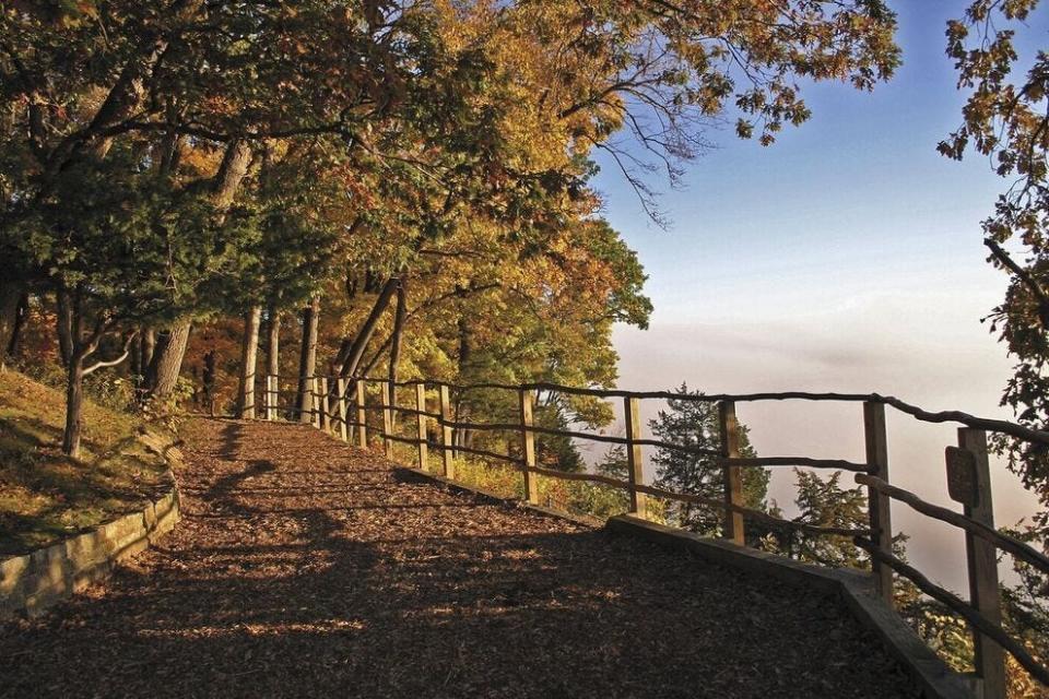 Wind through bluffs, prairies, and scenic overlooks of the Upper Mississippi River Valley