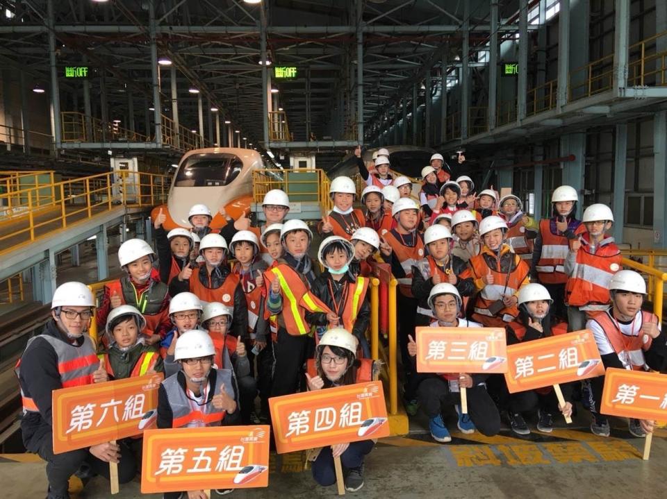 高鐵營隊學員們開心參訪平時難得一見的高鐵維修基地。台灣高鐵提供