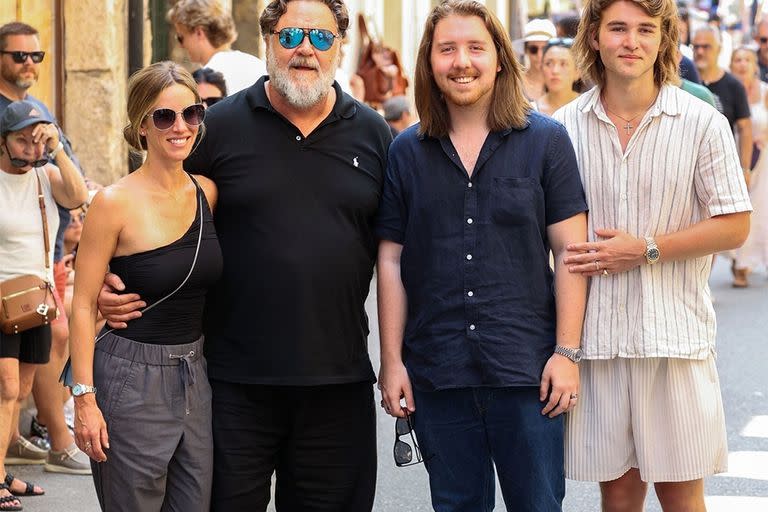 Russell Crowe junto a su novia Britney Theriot y sus hijos Tennyson y Charles en Taormina, Sicilia
