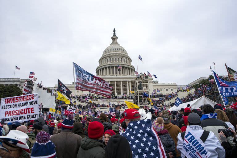 Insurgentes leales al expresidente Donald Trump se reúnen en el Capitolio de los Estados Unidos en Washington el 6 de enero de 2021. 