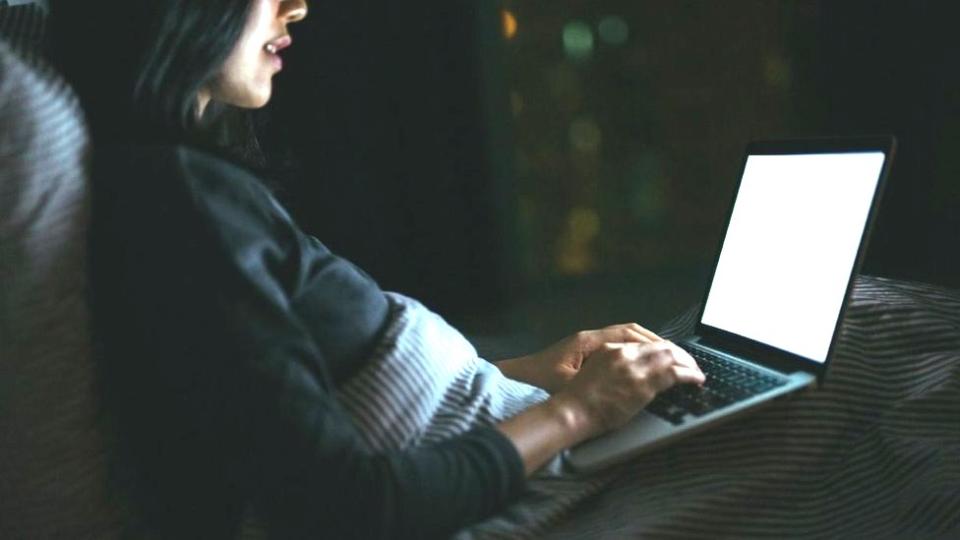 mujer con laptop