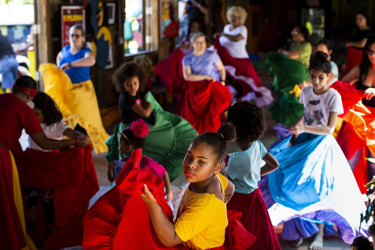 Grupo de baile de bomba en el centro comunitario Corporación Piñones se Integra en Loíza, Puerto Rico, el 1 de febrero de 2020. (Érika P. Rodríguez/The New York Times)