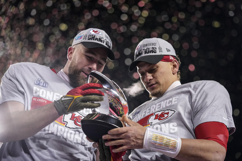 El tight end de los Chiefs de Kansas City, Travis Kelce (izquierda) y el quarterback Patrick Mahomes celebran luego de ganar el juego por el campeonato de la Conferencia Americana de la NFL contra los Bengals de Cincinnati, el domingo 29 de enero de 2023, en Kansas City, Missouri. (AP Foto/Charlie Riedel)