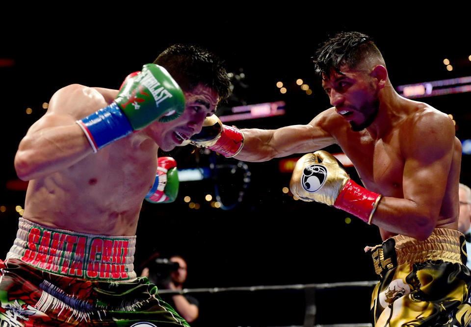 Abner Mares (R) dropped a majority decision to Leo Santa Cruz on Aug. 29, 2015, in Los Angeles. (Getty Images)