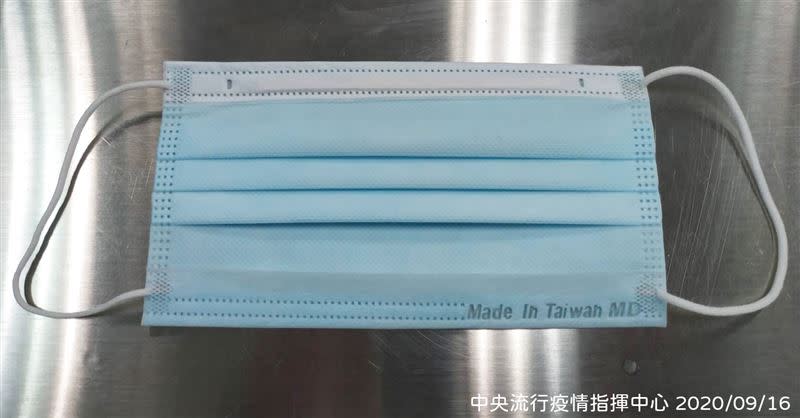 9/24起製造的國產平面式醫用口罩，每片均應有雙鋼印「MD」及「Made In Taiwan」字樣，方便民眾辨識。(圖/中央流行疫情指揮中心提供)