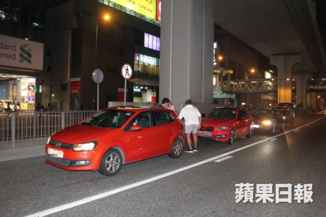 詩詠架車夾咗喺黑、紅車中間