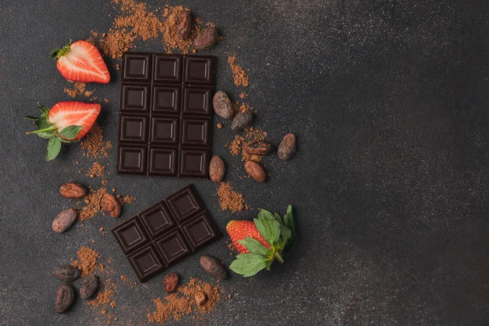 El chocolate amargo y las fresas contienen altos niveles de antioxidantes. Foto: Getty Images