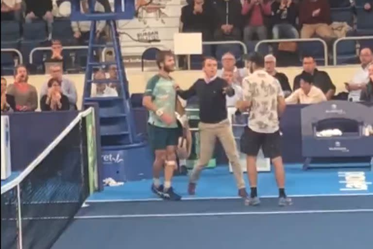 El umpire separa a Corentin Moutet y Adrian Andreev