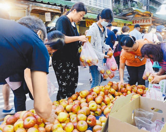 主計總處昨公布7月消費者物價指數（CPI）年減0.52％，連續6個月負成長。圖為民眾在菜市場採買物資。（本報資料照片）