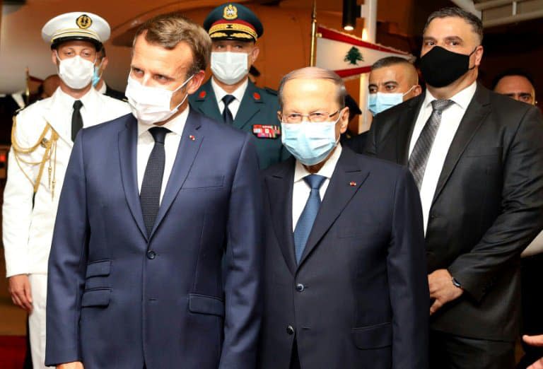 Le président français Emmanuel Macron est accueilli par son homologue libanais Michel Aoun, le 31 août 2020 à l'aéroport de Beyrouth - - © 2019 AFP