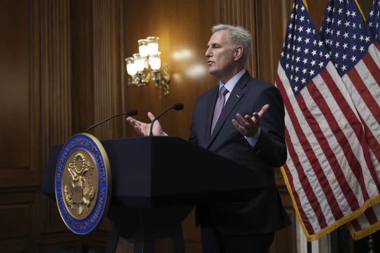 El representante republicano Kevin McCarthy habla con la prensa horas después de haber sido destituido como presidente de la Cámara de Representantes, el martes 3 de octubre de 2023, en Washington. (AP Foto/J. Scott Applewhite)