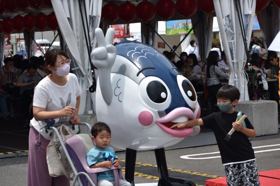 木更津台灣祭會場，日本民眾爭相與魚頭君公仔合影。（觀旅局提供）