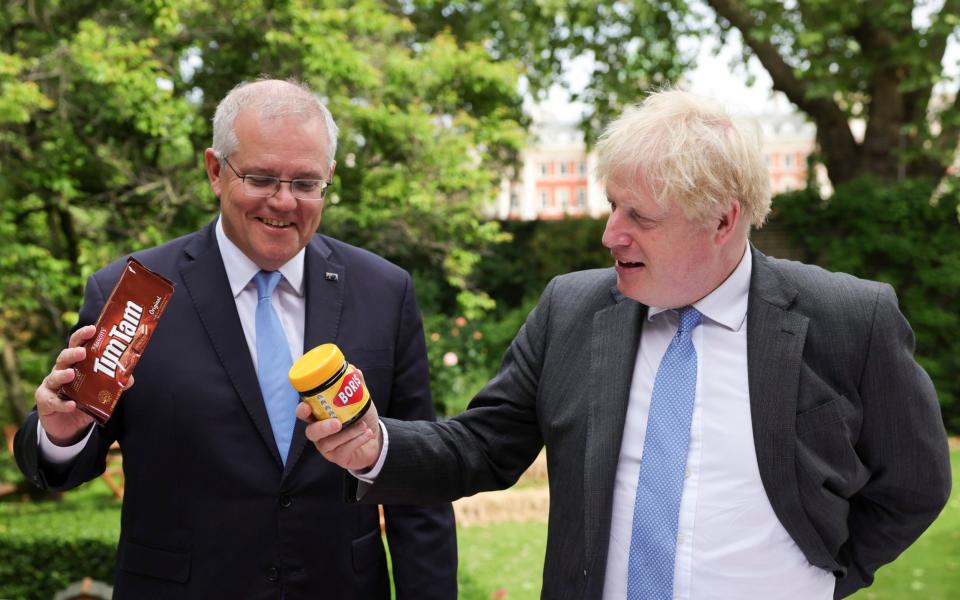 Boris Johnson and Scott Morrison pose with Australian goods - Andrew Parsons /10 Downing Street