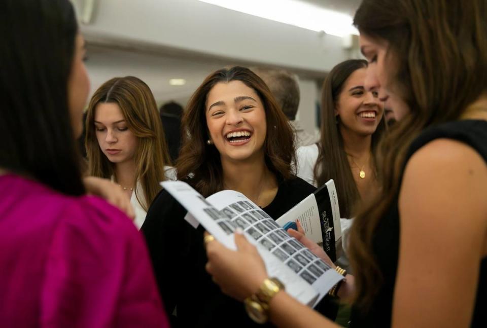 Kylie Quintana, alumna de St. Brendan High School, llega al James L. Knight Center de antes del comienzo de la 64th ceremonia de los Silver Knight Awards.