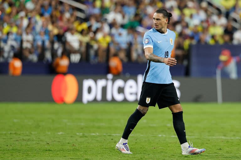 Darwin Núñez, goleador de un Uruguay que asombró en la primera rueda de la Copa América y decayó en el clásico contra Brasil; el seleccionado celeste protagonizará una muy atractiva semifinal con Colombia.