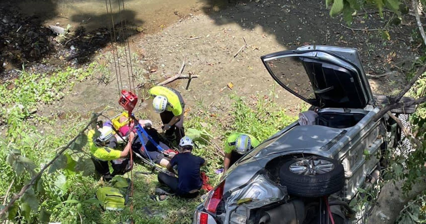 車輛從約10米高的邊坡跌落，所幸車上4人均意識清楚。（圖／翻攝畫面）