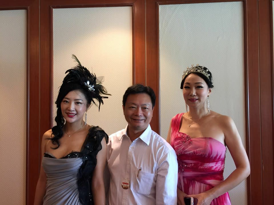 Chen Wenping is involved in social and commercial affairs in Singapore. The picture shows him attending an event as the president of the Kowloon Chamber of Commerce.  (Photo from Kowloon Chamber of Commerce website)
