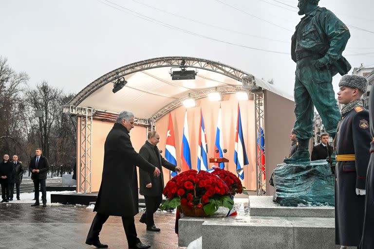 Díaz-Canel y Putin inauguran la estatua de Fidel Castro en Moscú