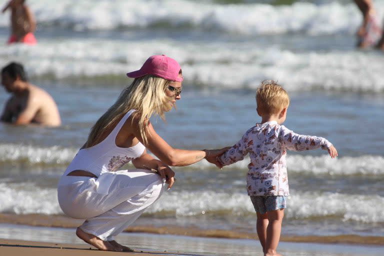 Camila Homs, recién llegada a la playa, se acercó al mar con el menor de sus hijos, Bautista