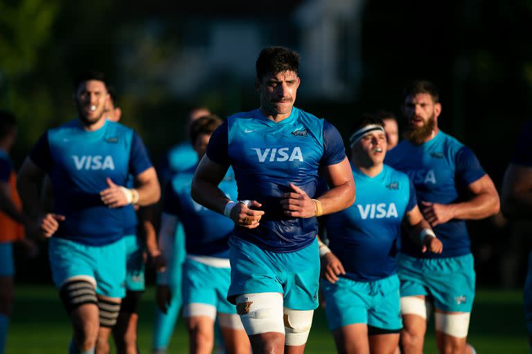 Tomás Lavanini al frente, en un entrenamiento de los Pumas en Londres