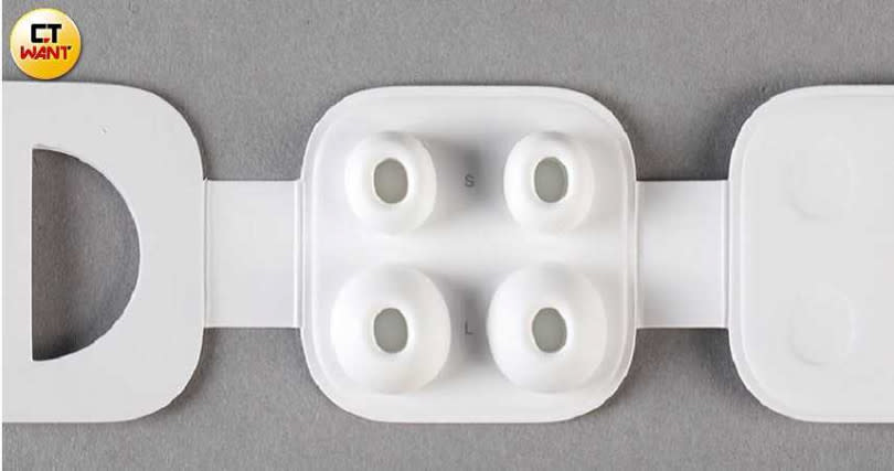 AirPods Pro包裝盒另附S、L兩種尺寸的矽膠耳套，讓不同耳道大小的使用者自行更換。（圖／馬景平攝）