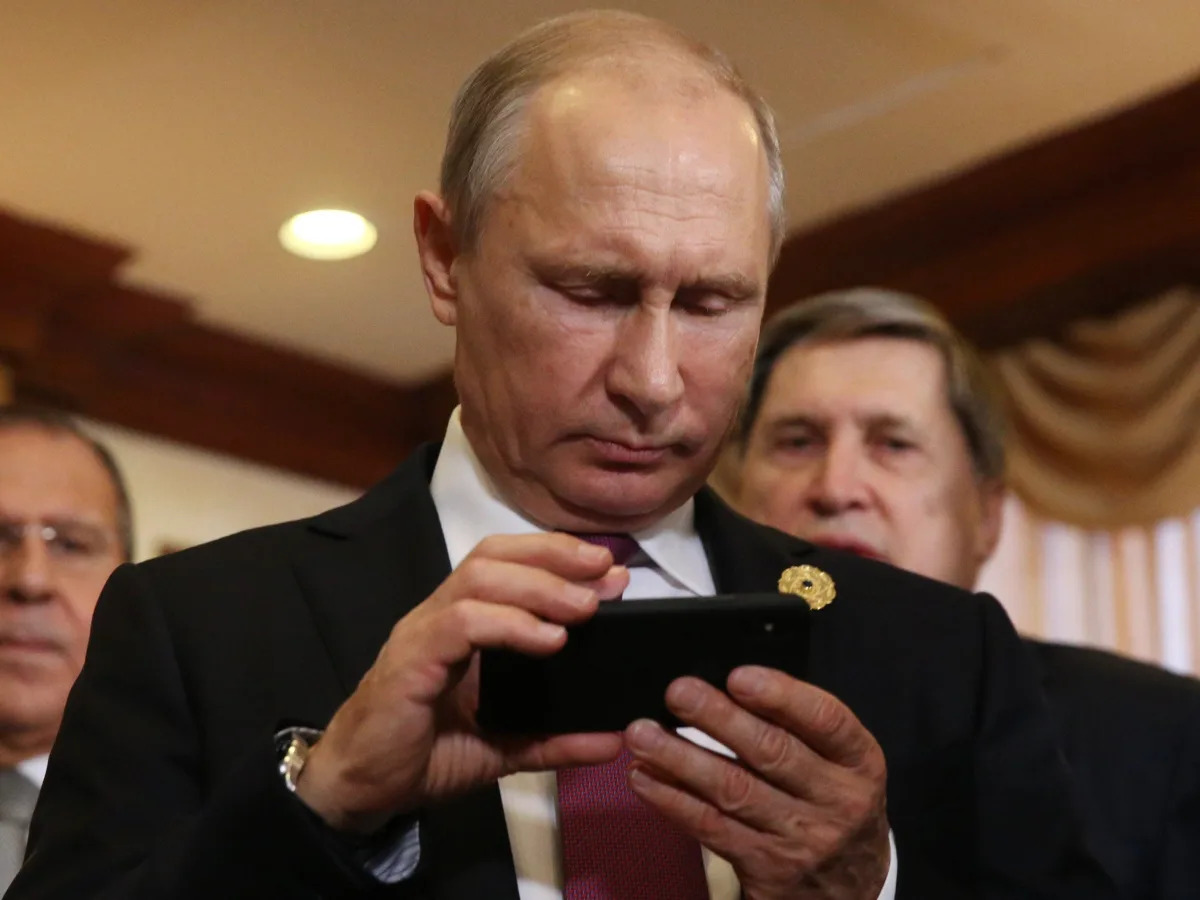 Does Putin read the news? One expert says he'd be surprised if the Russian presi..