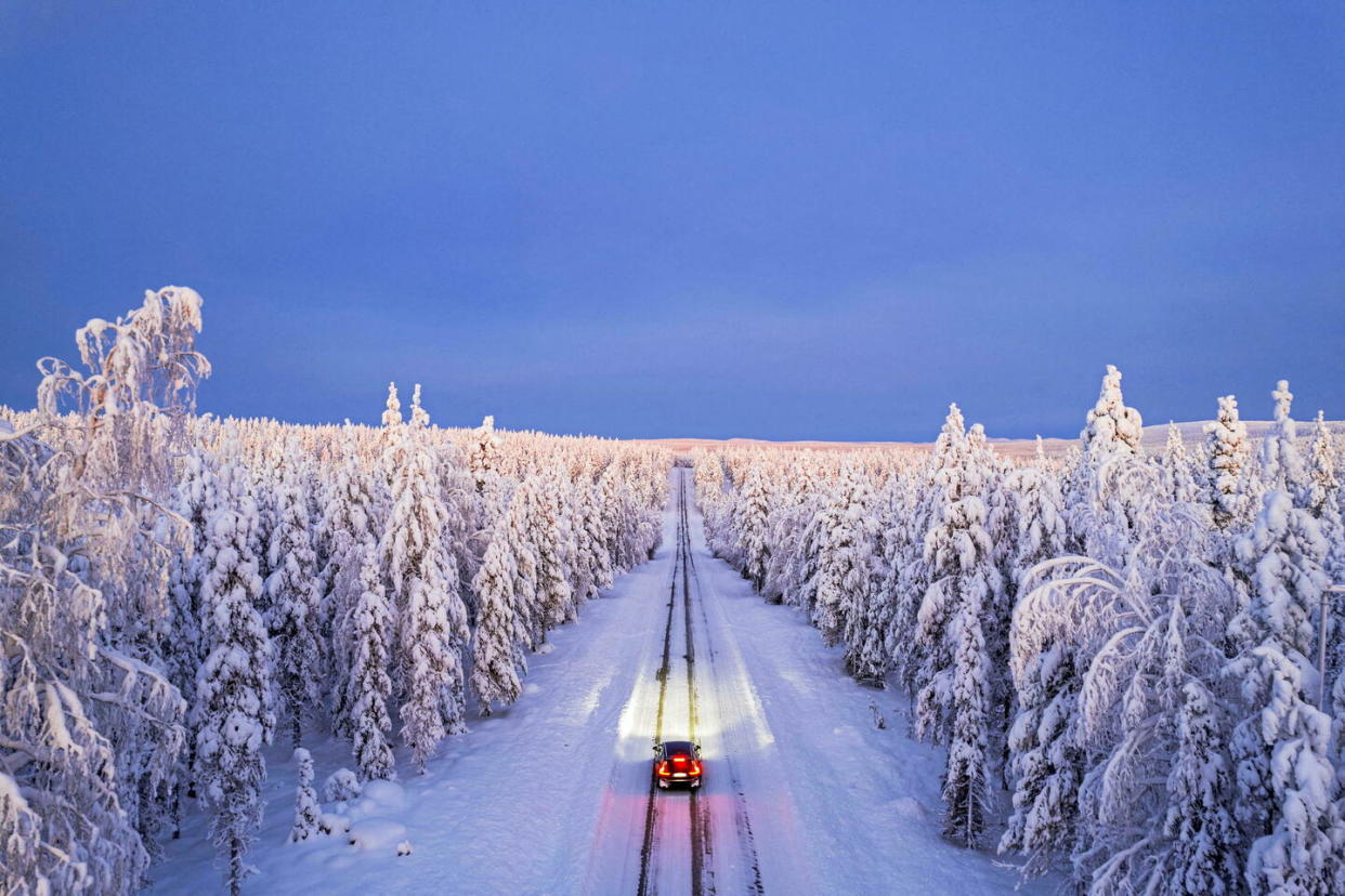 Vue aérienne d'une voiture roulant sur une route dans le parc national de Pallas-Yllastunturi, dans la région de Laponie, en Finlande.  - Credit:ANDBZ / ANDBZ/ABACA