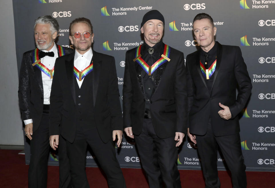 ARCHIVO - Adam Clayton, de izquierda a derecha, Bono, The Edge y Larry Mullen Jr., de la banda irlandesa U2, llegan a la ceremonia Kennedy Center Honors en Washington el 4 de diciembre de 2022. El más reciente álbum de la banda, "Songs Of Surrender", es una colección de 40 canciones de la agrupación en nuevas versiones. (Foto Greg Allen/Invision/AP, archivo)