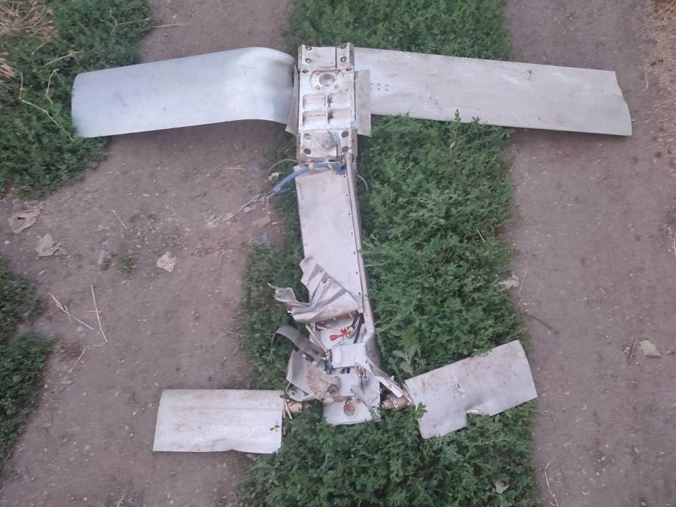 The wreckage of the bomb discovered on July 13, 2023, which revealed the presence of the Kometa-M antenna associated with a satellite navigation receiver. <em>Milinfolive Telegram channel</em>