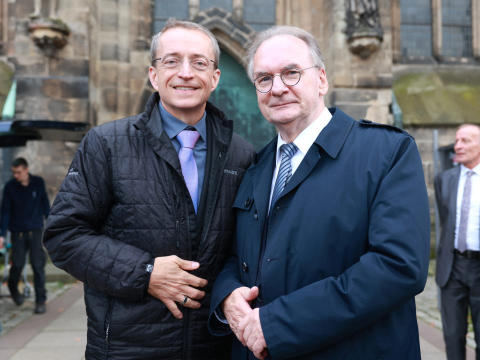 Intel-Chef Pat Gelsinger (l) und Sachsen-Anhalts Ministerpräsident Reiner Haseloff (CDU) stehen vor dem Magdeburg Dom. - Copyright: picture alliance/dpa/dpa-Zentralbild | Peter Gercke