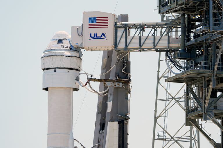 La cápsula Starliner de Boeing sobre un cohete Atlas V es vista en el Complejo de Lanzamiento Espacial 41 en la Estación Espacial de Cabo Cañaveral.