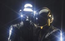 <p>Sie waren Superstars der internationalen House-Szene (sieben Grammys) und nicht nur für ihren charakteristischen Sound bekannt: Wer an Daft Punk denkt, hat sofort zwei futuristische Roboterhelme im Kopf. Nach der Gründung 1993 blieb die Identität der beiden Musiker aus Frankreich über Jahre ein Rätsel. (Bild: David Black / Sony)</p> 