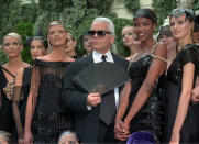 <p>Linda Evangelista y Naomi Campbell fueron dos de las supermodelos que desfilaron para Chanel en un icónico desfile celebrado en París. (Foto: Lionel Cironneau / AP). </p>