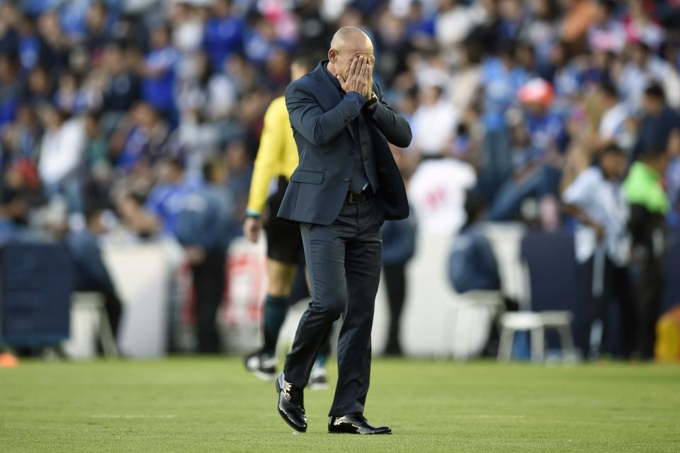 Cruz Azul's coach Francisco Jemez gestures during the Mexican Apertura tournament football match against Veracruz at Azul stadium on November 18, 2017, in Mexico City. / AFP PHOTO / Alfredo ESTRELLA        (Photo credit should read ALFREDO ESTRELLA/AFP/Getty Images)