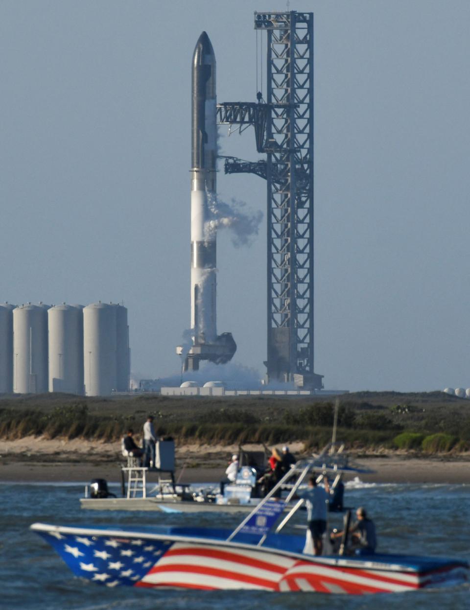 SpaceX「星艦」（Starship）火箭系統臨時取消17日的升空測試。在火箭預定地升空時間前有大批民眾聚集觀看。路透社
