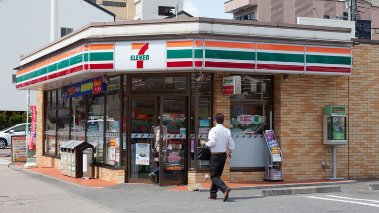 7-Eleven exterior storefront