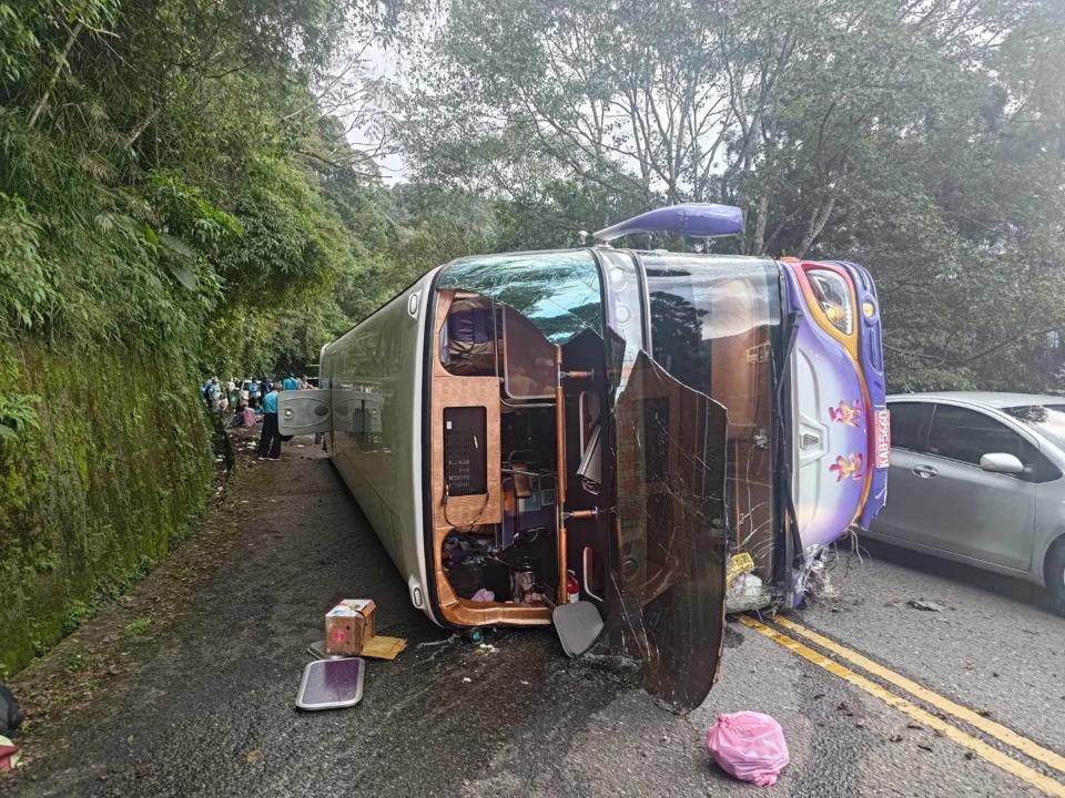一輛遊覽車5日下午從宜蘭太平山下山途中意外翻覆，多人受傷。（中央社／讀者提供）