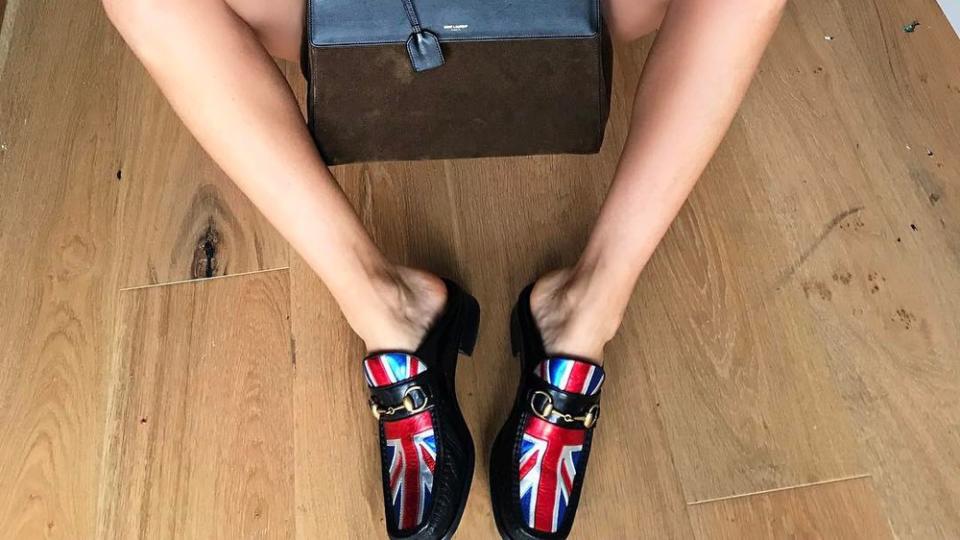 Die italienische Modebloggerin Chiara Ferragni hat sich für Backless Slipper mit britischer Flagge entschieden