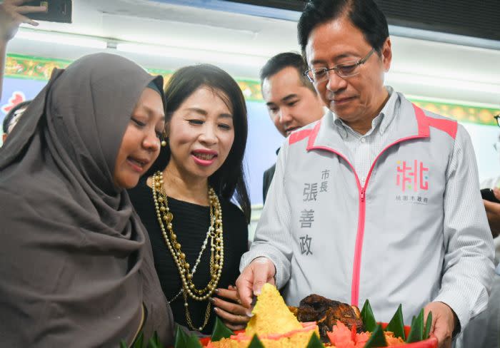 張善政切下黃薑飯塔頂，祈求眾神庇佑、風調雨順。圖：市府提供