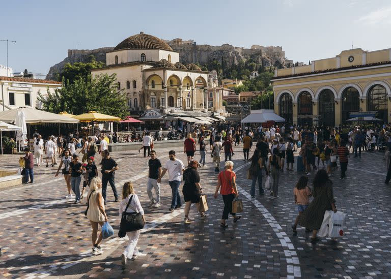 Turistas y lugareños en la plaza Monastiraki de Atenas, el 9 de septiembre de 2023