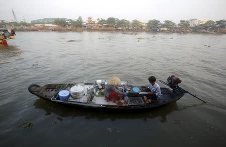 Foods sellers wait for customers at a floating market on Mekong river in Can Tho city, Vietnam April 2, 2016. REUTERS/Kham