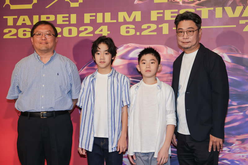 北影開幕片「乒乓男孩」首映　劇組出席（1） 2024台北電影節開幕片「乒乓男孩」21日在中山堂舉 行星光首映記者會，導演洪伯豪（右）、製片唐在揚 （左）率片中童星彭裕愷（左2）、李星緯（右2）出 席。 中央社記者裴禛攝　113年6月21日 