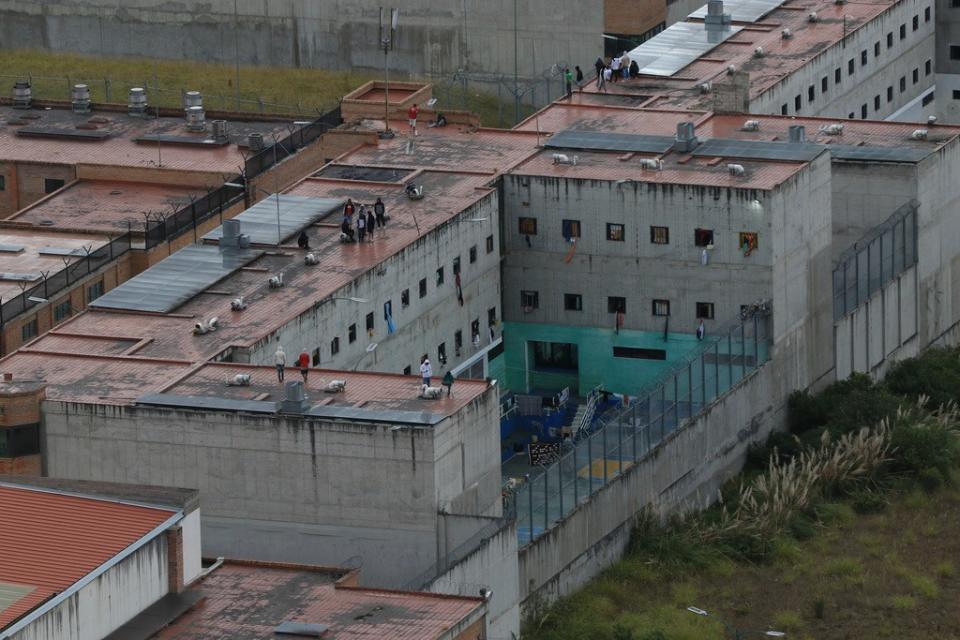 厄瓜多第三大城昆卡（Cuenca）的其中一所監獄8月31日發生暴動，空拍照可見數名囚犯站在屋頂上。美聯社