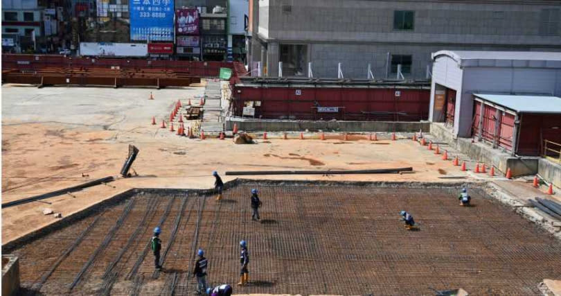 台灣第一條鐵路遺址出土後，慘遭桃園市政府捷運工程局整地灌漿而消失。（圖／搶救清代鐵道遺址群小組提供）