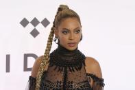 <p>Unter den Frauen räumte – wer sonst? – Beyoncé Knowles die meisten Awards ab, darunter den Preis als Top Female Artist. Fünf neue Trophäen kann sich die Musikerin jetzt ins Regal stellen. Persönlich holte sie sich diese allerdings nicht ab, schließlich ist sie bereits hochschwanger.<br>(Foto: WENN) </p>