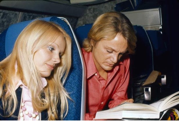 <p>1967 est décidément très important pour Claude François puisque c’est également durant cette même année que le chanteur français rencontre la future mère de ses deux enfants : Isabelle Forêt, mannequin et danseuse. Le couple restera formé pendant 5 ans, jusqu’en 1972. Crédit photo : Starface </p>